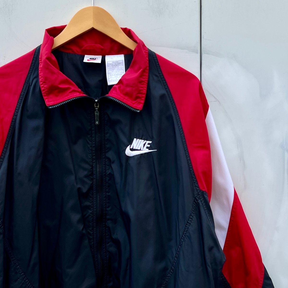 NIKE/ナイキ ビッグロゴナイロンジャケット 90年代 (USED) NIKE/ナイキ ビッグロゴナイロンジャケット 90年代 (USED)