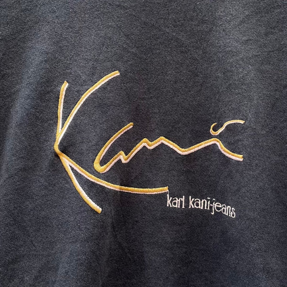 KARL KANI カールカナイ 刺繍 ロゴ 送り付け ワッペン vネック KARL KANI カールカナイ 刺繍 ロゴ 送り付け ワッペン vネック