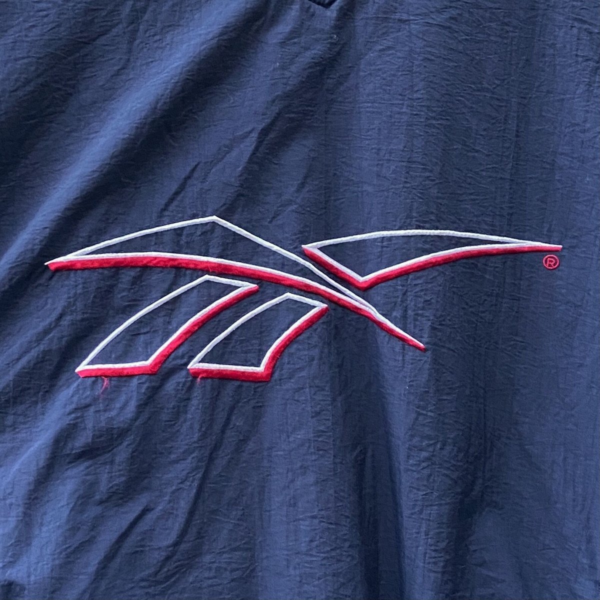 90s US古着　Reebok NFL ナイロンプルオーバー　M 青バック刺繍 fit=scale-down,w=1200