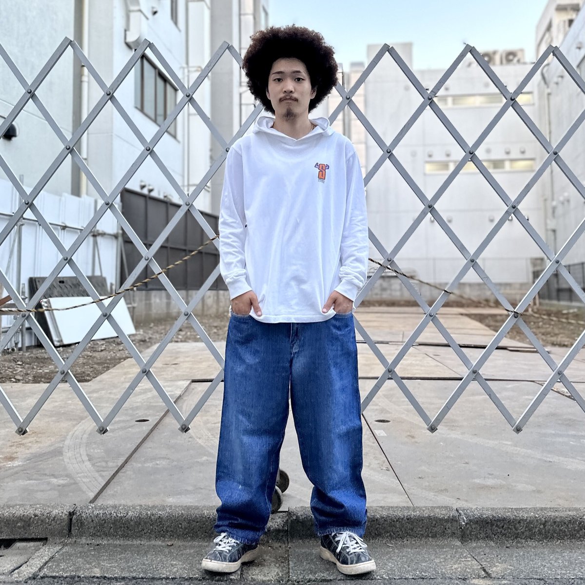 [大人気] ステューシー　フード付きロングTシャツ　ストックロゴ　ど定番 大人気] ステューシー フード付きロングTシャツ ストックロゴ ど