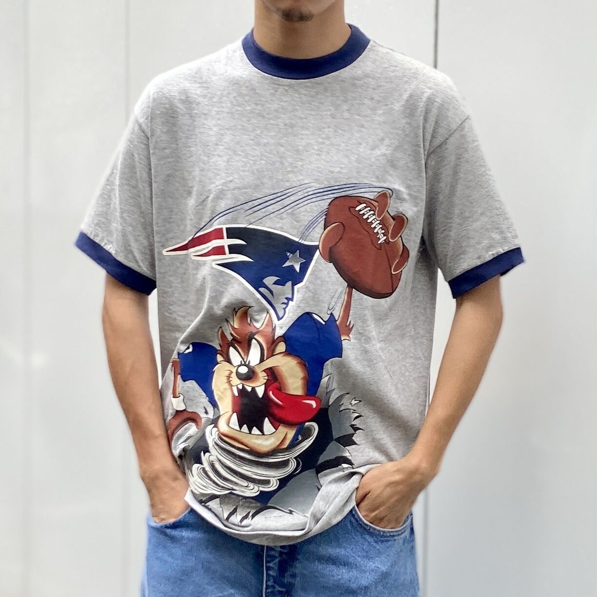 ★決算特価商品★ NFL PATRIOTS x LOONEYTUNES TAZ/ニューイングランド Tシャツ