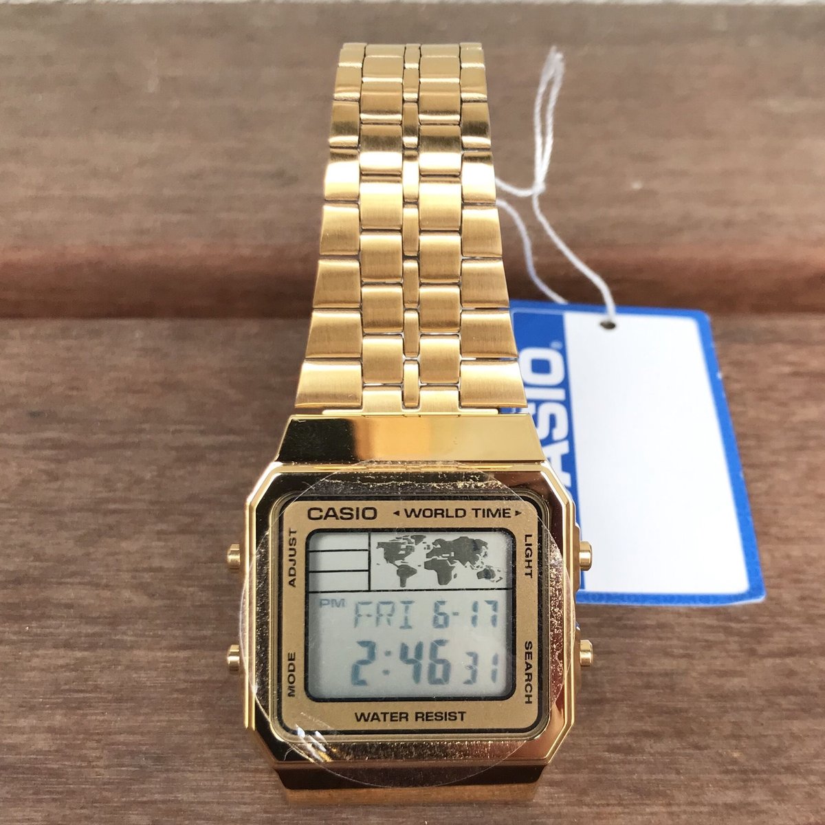 カシオ　デジタル腕時計　ゴールド　薄型　ワールドタイム機能　新品国内未発売モデル