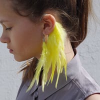 Anni Jurgenson/アンニ・ユルゲンソン - フェザーイヤーカフ (ライムイエロールースター)
