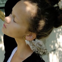 Anni Jurgenson/アンニ・ユルゲンソン - フェザーイヤーカフ (ナチュラルグリズリーバリアント)