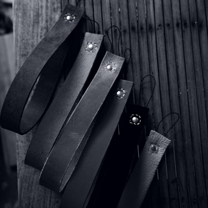 やみつきエルクのカメラリストストラップ（焦げ茶） | 時を刻む革小物