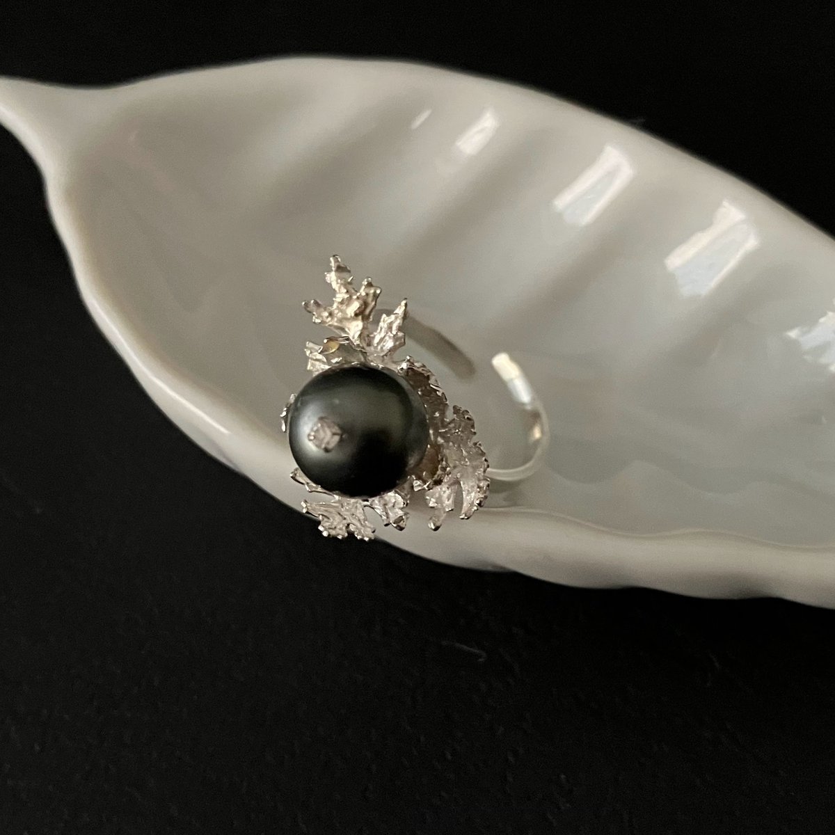 黒真珠} ひいらぎの葉と黒真珠のリング silver | jewelry MARINA 黒真珠} ひいらぎの葉と黒真珠のリング silver | jewelry MARINA