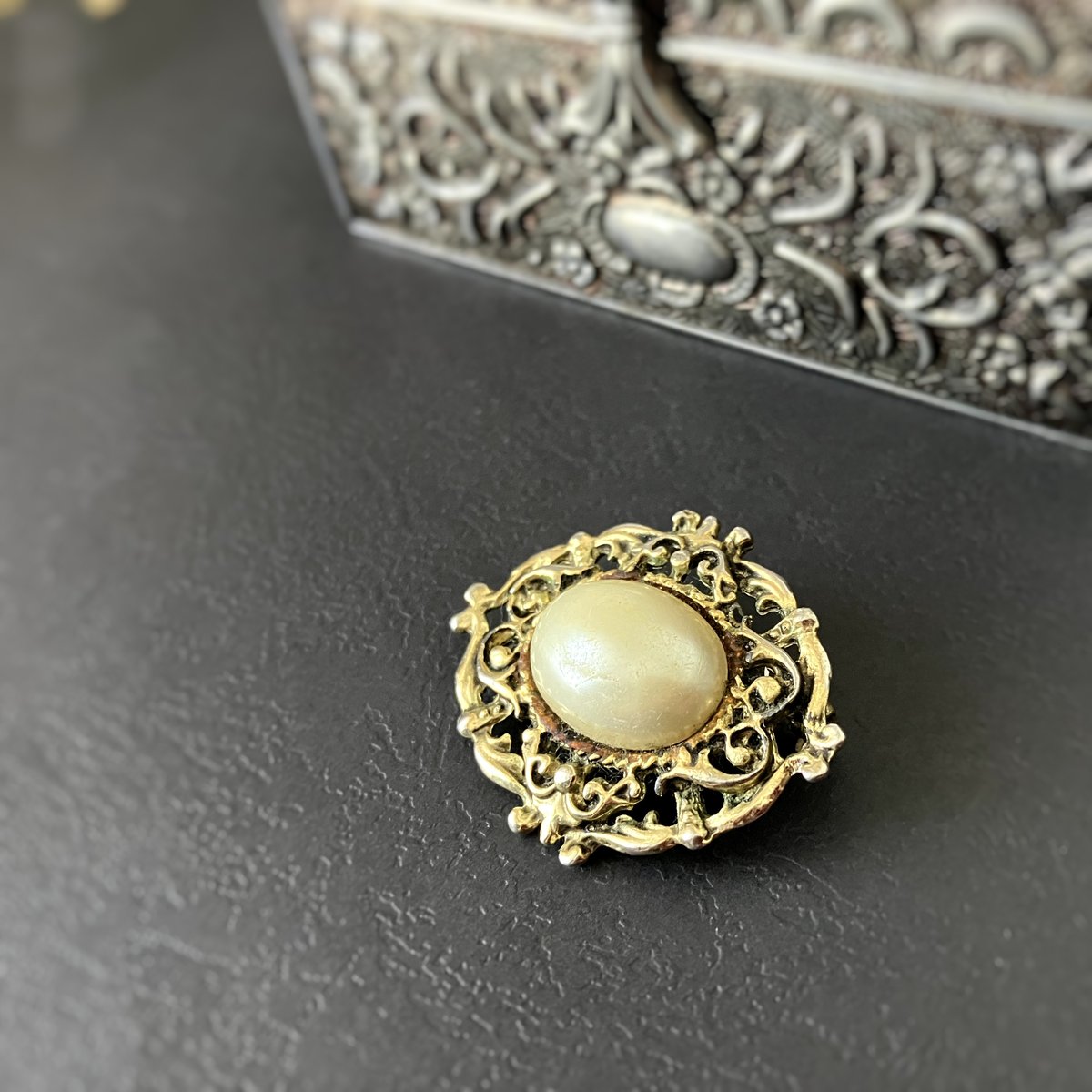 イギリス} Vintage パール調ストーンのヴィンテージブローチ イギリス} Vintage パール調ストーンのヴィンテージブローチ