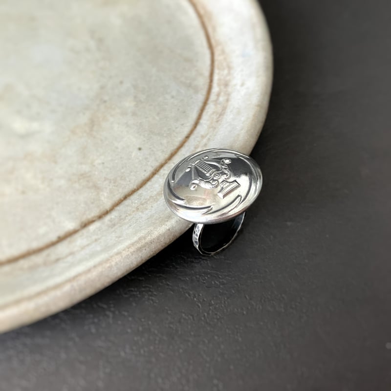 UK] ハープ紋章のヴィンテージボタンリング - silver | jewelry MARINA