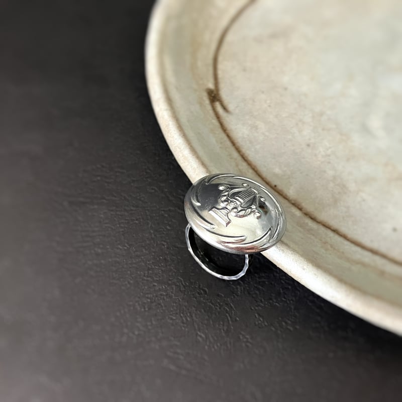 UK] ハープ紋章のヴィンテージボタンリング - silver | jewelry MARINA