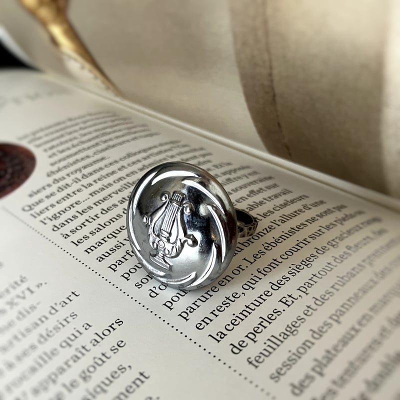 【もんじろう】希少 アンティークボタン リング シルバー　アクセサリー UK] ハープ紋章のヴィンテージボタンリング - silver | jewelry MARINA
