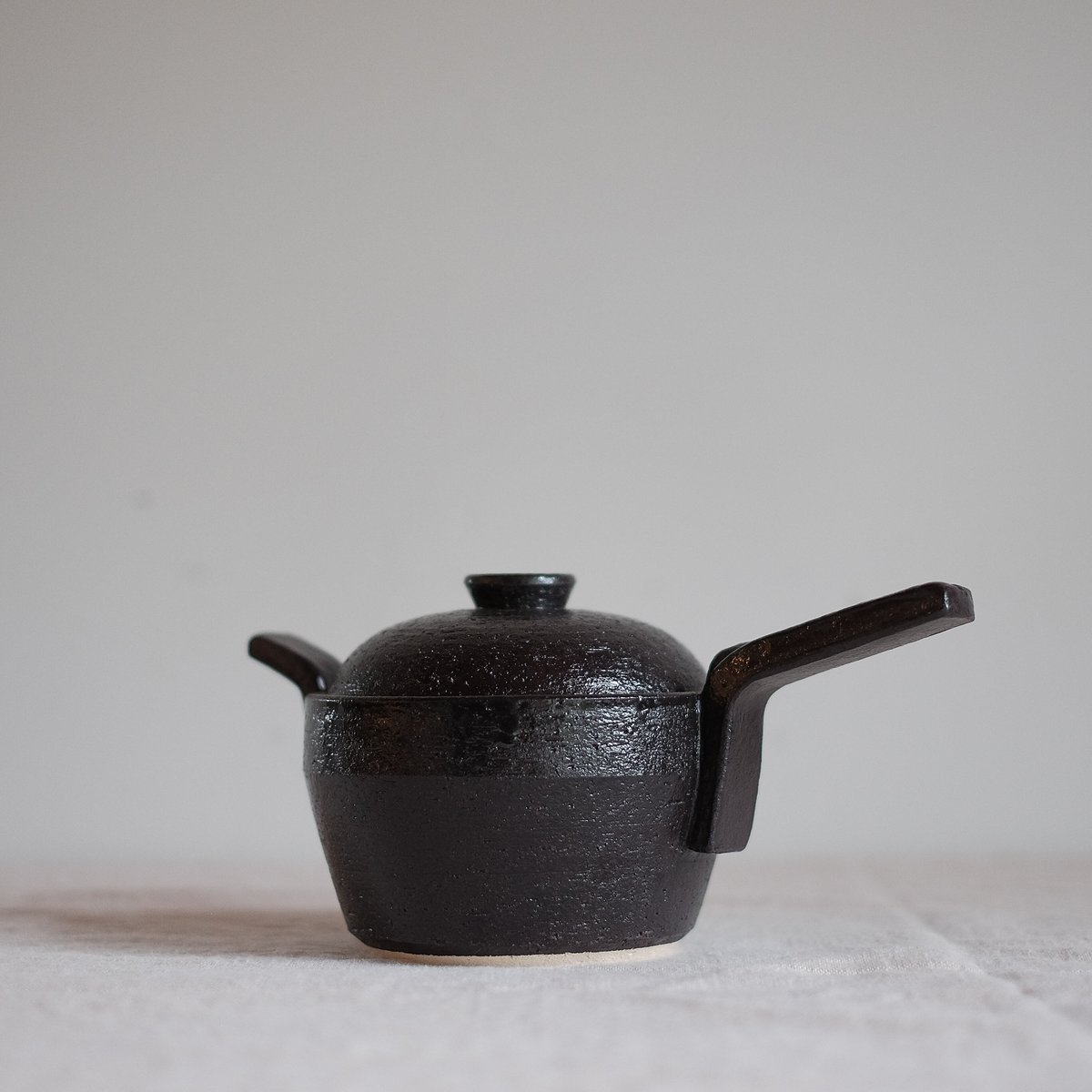 長谷園 片手ポット 黒 | kitchen gunnii