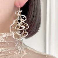 カメリアフリルピアス・イヤリング / ダブル
