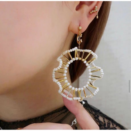 カメリアフリルピアス・イヤリング / ショートタイプ