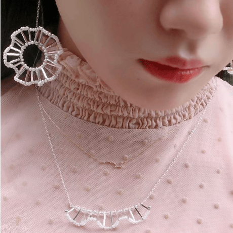 カメリアフリルピアス・イヤリング / ロングタイプ