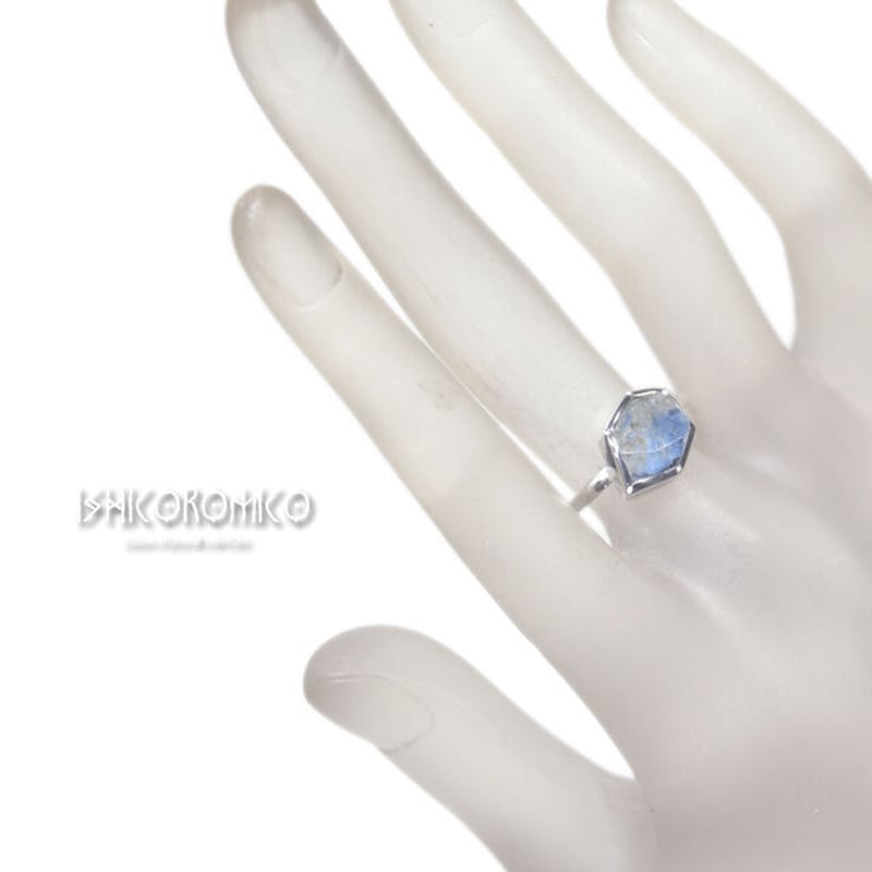 デュモルチェライトインクォーツのリング | 手磨き天然石のお店