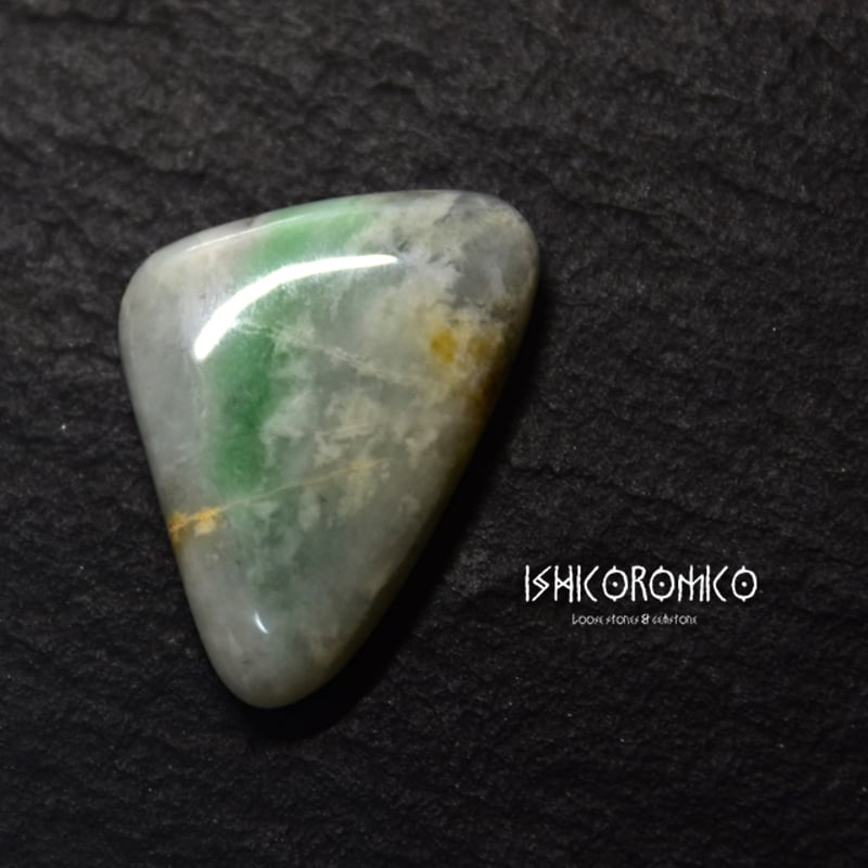 バイカラー翡翠 (糸魚川) | 手磨き天然石のお店-イシコロミコ