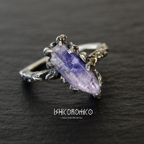 タンザナイト原石のリング