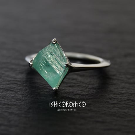 エメラルドの原石リング
