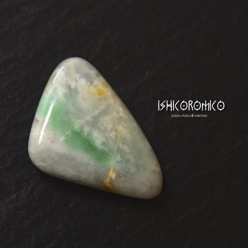 バイカラー翡翠 (糸魚川) | 手磨き天然石のお店-イシコロミコ