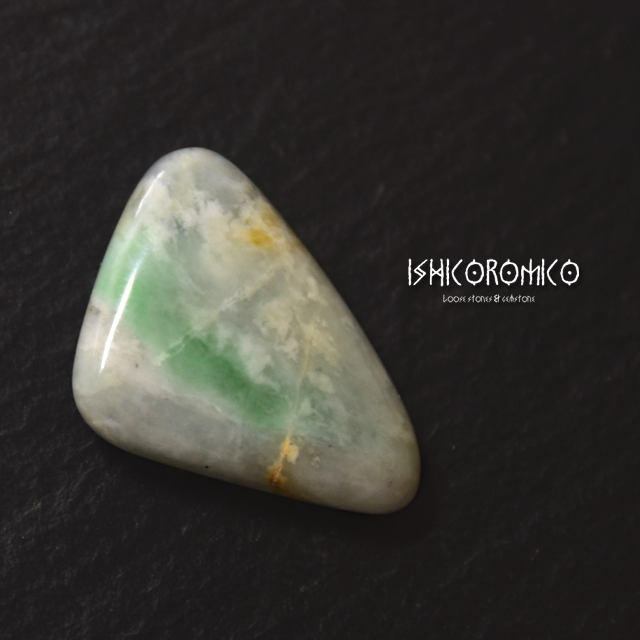 バイカラー翡翠 (糸魚川) | 手磨き天然石のお店-イシコロミコ
