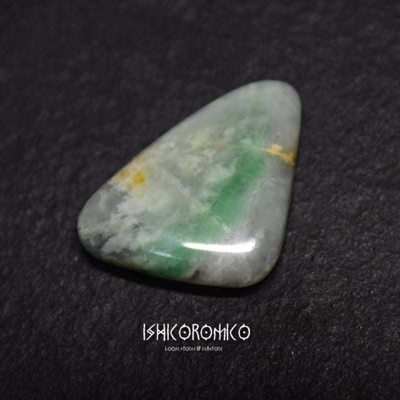 Kaya❤️ カラフル　翡翠　チャーム Kaya❤️ カラフル 翡翠 チャーム 夏色のカワセミ ビーズ