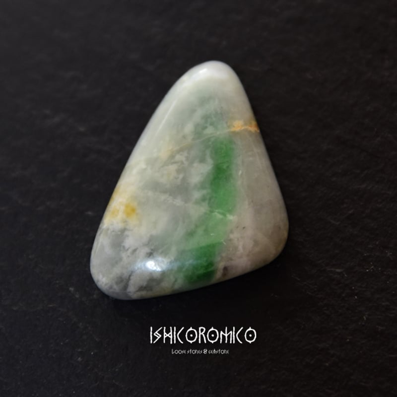 バイカラー翡翠 (糸魚川) | 手磨き天然石のお店-イシコロミコ