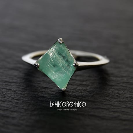 エメラルドの原石リング