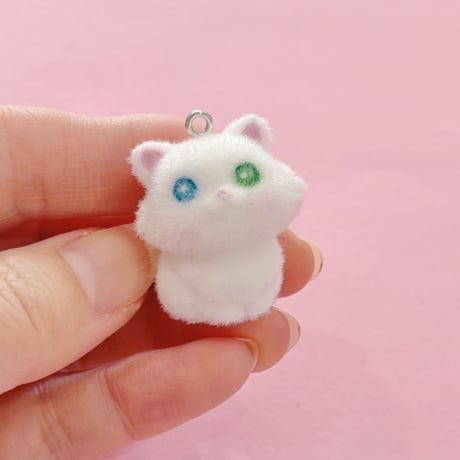 猫 チャーム  オッドアイ １個 ☆ ハンドメイド☆パーツ☆素材☆キッズアクセサリー☆かわいい☆ゆめかわいい☆パステル☆