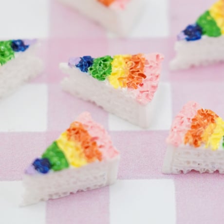 レインボー　三角ケーキ デコパーツ 6個☆ハンドメイド☆パーツ☆素材☆キッズアクセサリー☆かわいい☆ゆめかわいい☆パステル