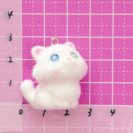 猫 チャーム  オッドアイ １個 ☆ ハンドメイド☆パーツ☆素材☆キッズアクセサリー☆かわいい☆ゆめかわいい☆パステル☆