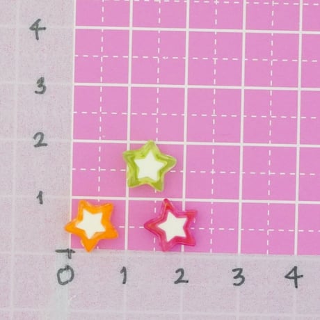 ホワイト×カラー 星ビーズ ☆ハンドメイド☆パーツ☆素材☆キッズアクセサリー☆かわいい☆ゆめかわいい☆パステル☆デコパーツ☆カボション☆