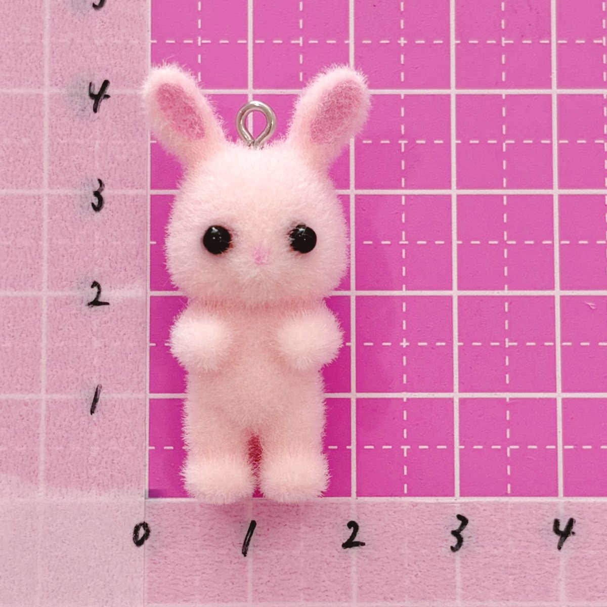 ハンドメイド★キッズリボン★ピンク★うさぎ柄★ビジューと揺れるチャーム付き★ 兎 バッグチャーム ウサギモチーフ キラキラ リボン ビーズ