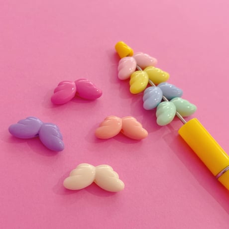 大穴ビーズ  パステル 天使の羽 8個  ☆カスタムボールペン☆ハンドメイド☆パーツ☆素材☆キッズアクセサリー☆かわいい☆ゆめかわいい☆パステル☆
