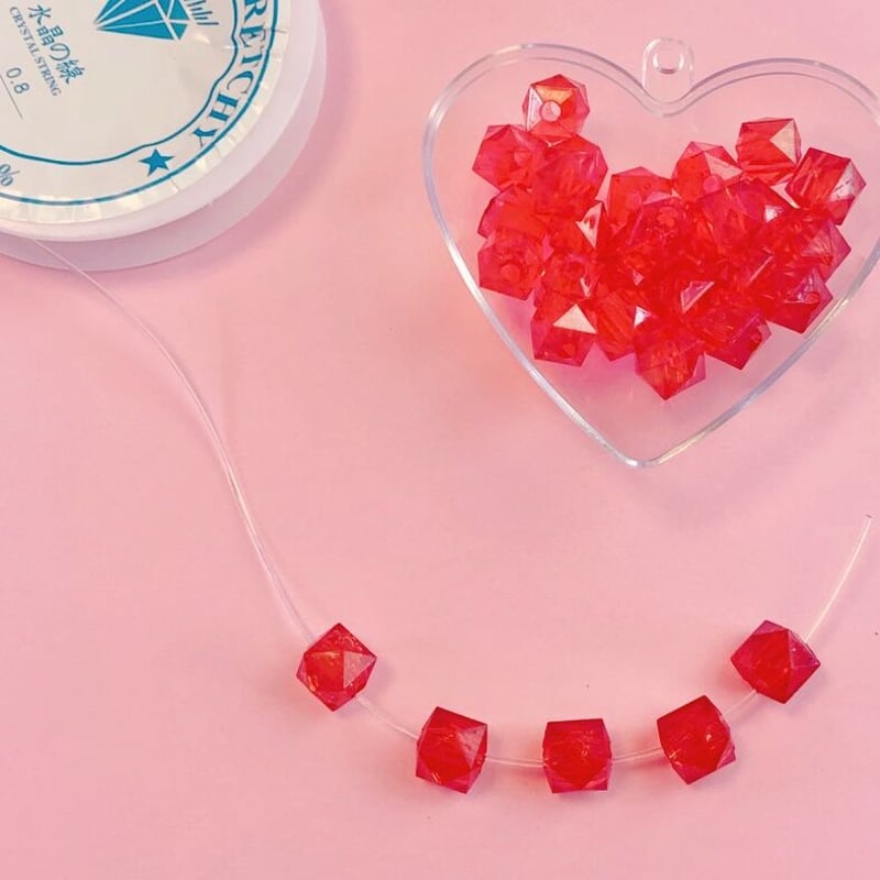 キューブカット ビーズ 赤色 30個 ☆ハンドメイド☆パーツ☆素材