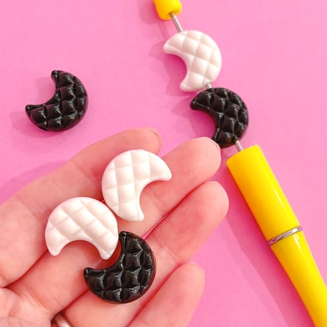 大穴ビーズ  モノトーン キルト 月 6個  ☆カスタムボールペン☆ハンドメイド☆パーツ☆素材☆キッズアクセサリー☆かわいい☆ゆめかわいい☆パステル☆
