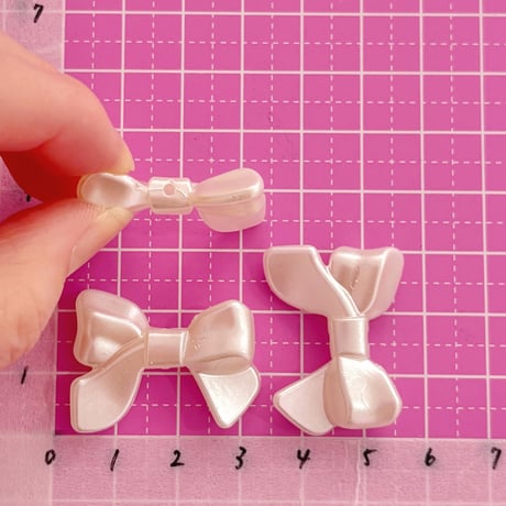 パール リボン結び ビーズ クロス 8個  ☆ハンドメイド☆パーツ☆素材☆ビーズ☆かわいい☆ビーズキーホルダー☆ビーズアクセサリー