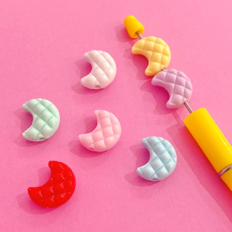 大穴ビーズ  パステル キルト 月 7個  ☆カスタムボールペン☆ハンドメイド☆パーツ☆素材☆キッズアクセサリー☆かわいい☆ゆめかわいい☆パステル☆
