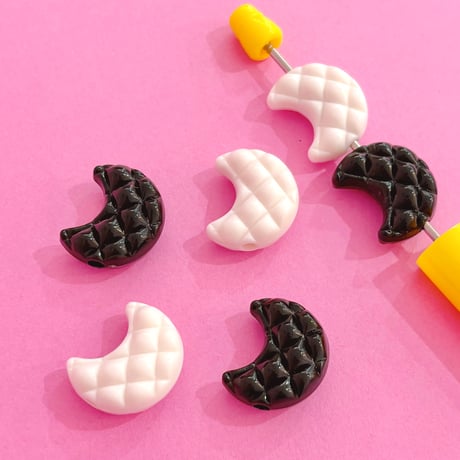 大穴ビーズ  モノトーン キルト 月 6個  ☆カスタムボールペン☆ハンドメイド☆パーツ☆素材☆キッズアクセサリー☆かわいい☆ゆめかわいい☆パステル☆