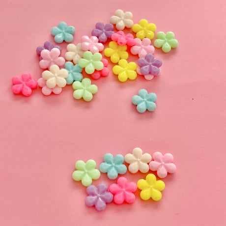 パステル 小さなお花 ビーズ 30個 ☆ハンドメイド☆パーツ☆素材☆キッズアクセサリー☆かわいい☆ゆめかわいい☆パステル☆ファンシーぷらんたん