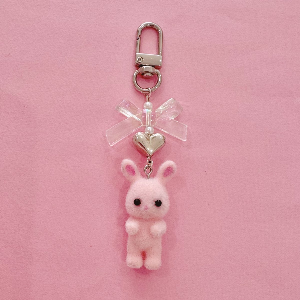 ハンドメイド★キッズリボン★ピンク★うさぎ柄★ビジューと揺れるチャーム付き★ ハンドメイド☆キッズリボン☆ピンク☆うさぎ柄☆ビジューと揺れる