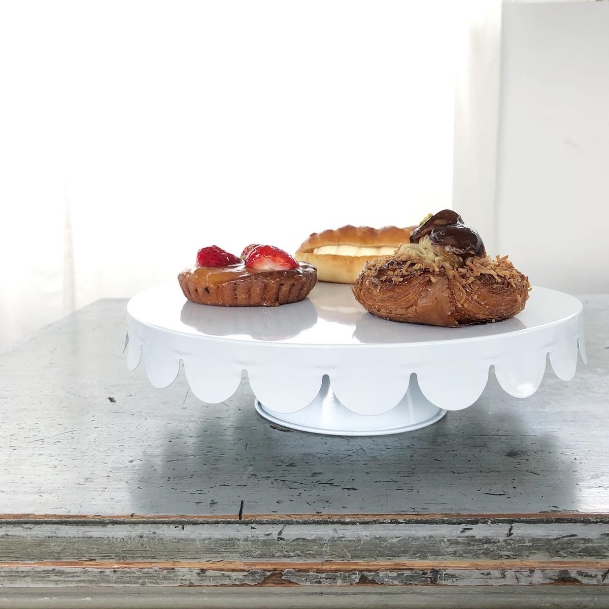 クリスチャンディオール ケーキスタンド ホワイトステンレスのケーキ