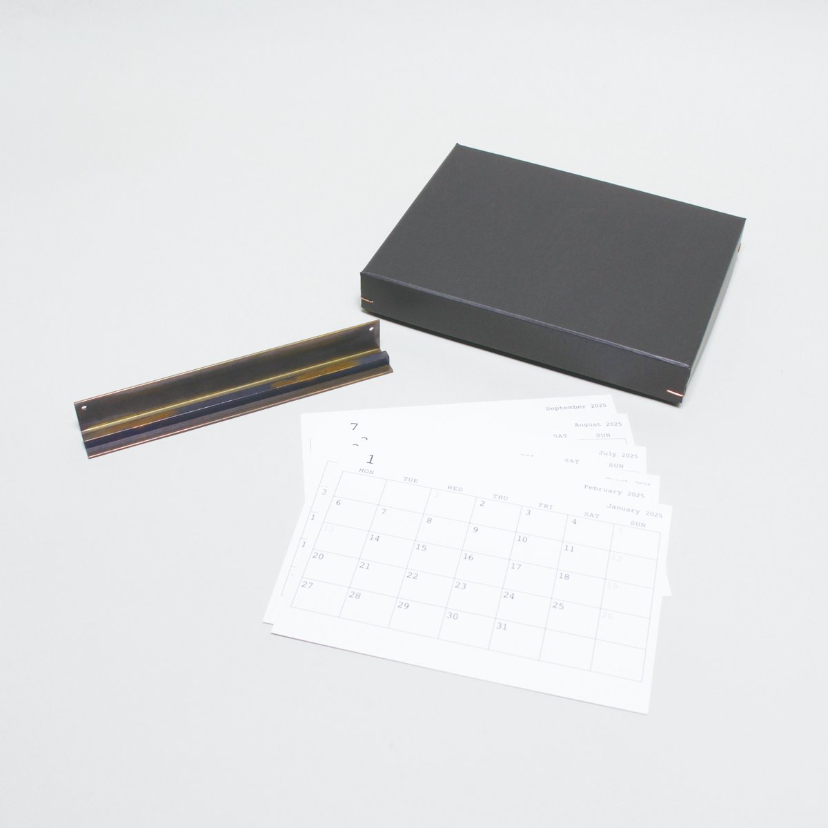 BRASS DESKTOP CALENDAR (2026年度版) | PICUS