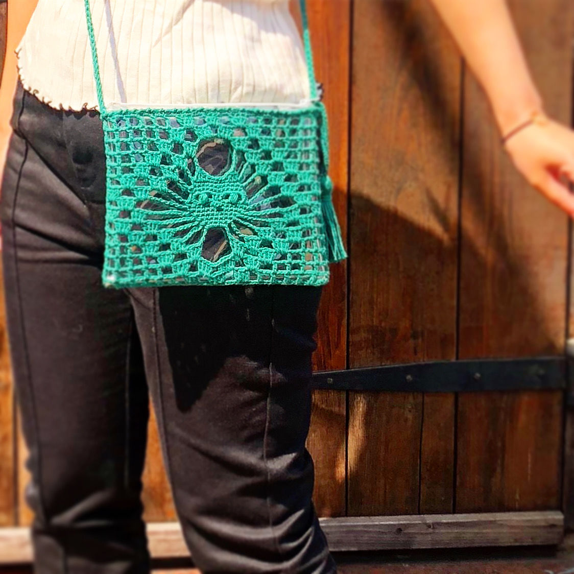 (手づくり)\"見つめる先に\"ネコのショルダーバッグ切り絵ねこデニムサコッシュ 手づくり) 見つめる先に ネコのショルダーバッグ切り絵ねこ