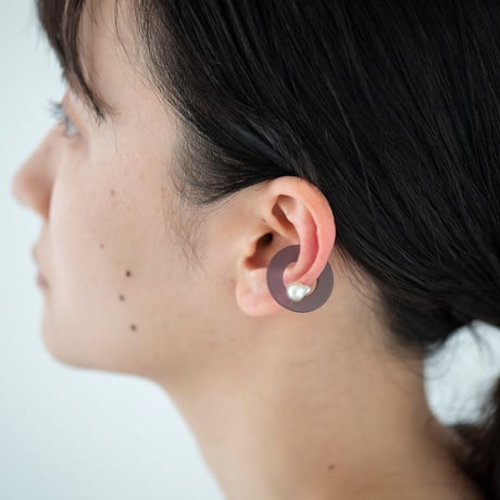 眼鏡素材から生まれたアクセサリー Sur/ear cuff  SR-EC03 black/ バロックパールイヤーカフ ブラック(片売り)_(パールカラー:ランダム)