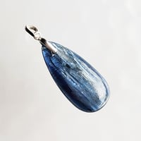 【ヒマラヤの青い石】カイヤナイトヒーリングペンダント No.18（860-20-18）