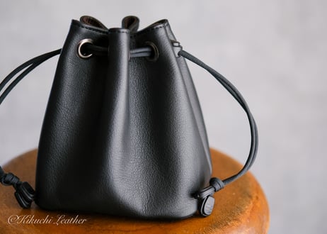 《WATERPROOF LEATHER》巾着カメラポーチ　Sサイズ　ブラック