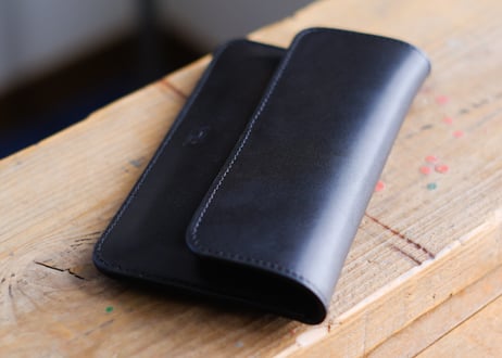 一点もの少し訳あり《RIVER》レザーフラップケース Large  iPhone・スマホケース　ブラック  le061