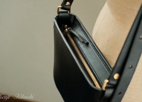一点仕立て《Oil Nume》Curve Line Shoulder Bag　LE094