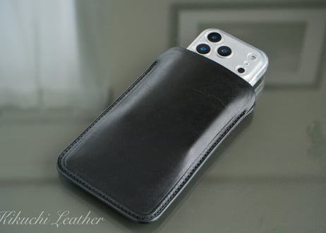 《RIVER》ハードレザー スリーブケース レギュラー（iPhone17 他）《2colors》