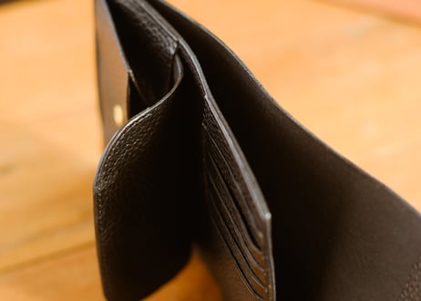 一点限り《GRATIA》Trifold Middle Wallet　Black LE105